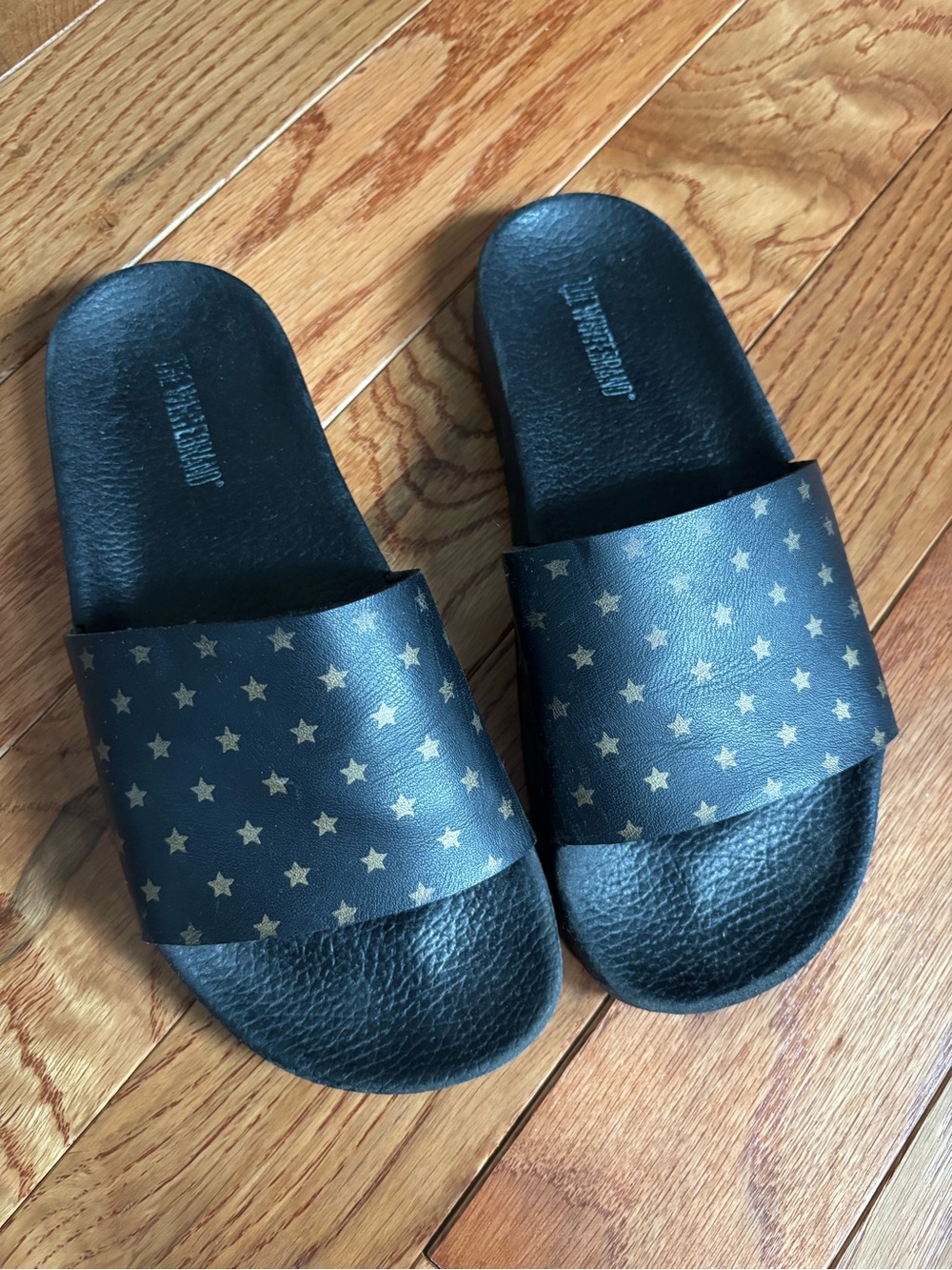 The White Brand Mini Gold Stars Slides Black/Gold Big Kid Size 4